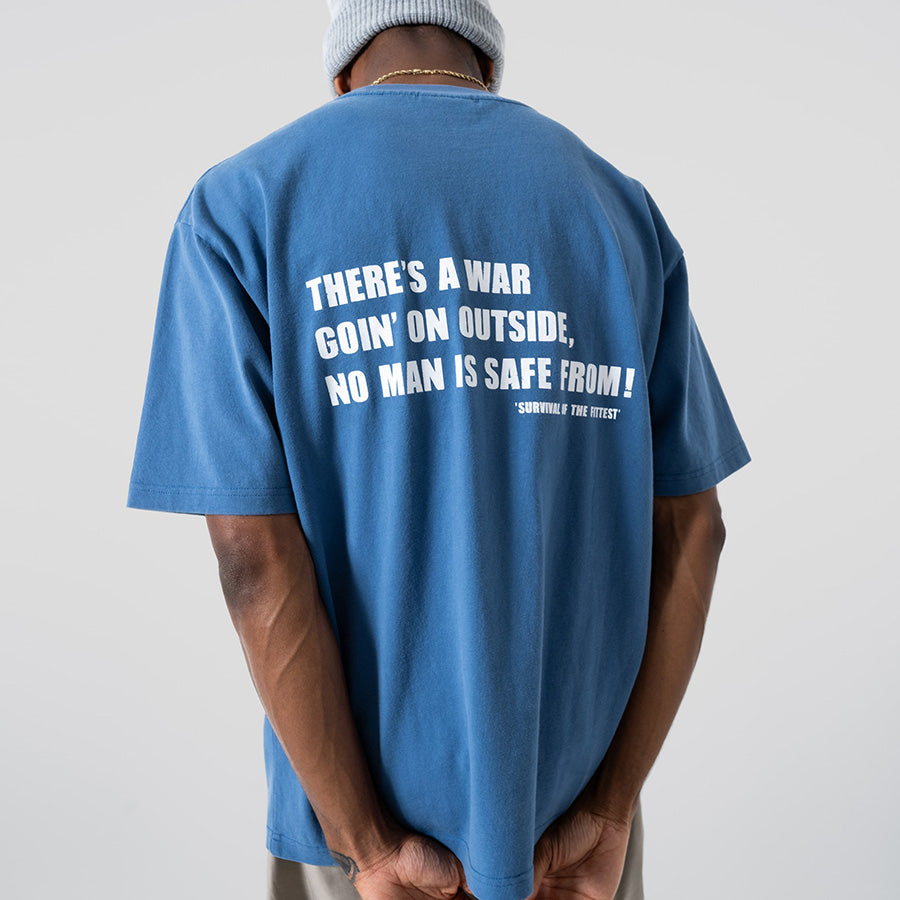 LFYT WAR OUTSIDE TEE Tシャツ ブルー モデル着用 上半身背面 LA260102