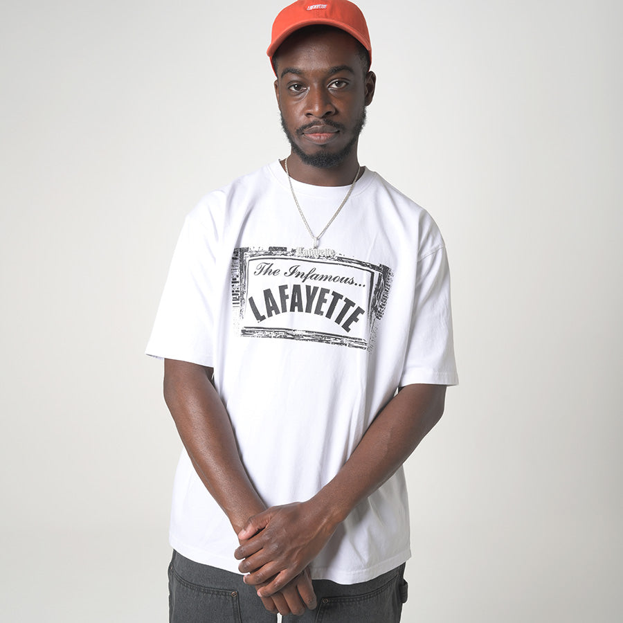 LFYT WAR OUTSIDE TEE Tシャツ ホワイト モデル着用 上半身正面 LA260102