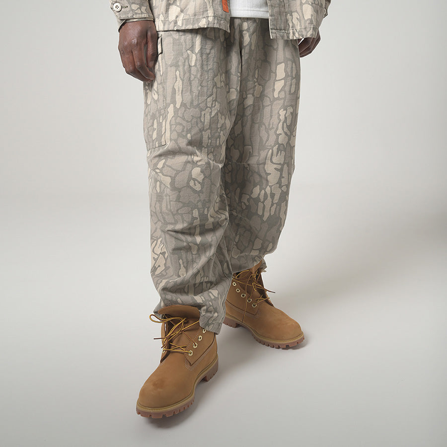 LFYT（エルエフワイティー）WASHED RIPSTOP FIELD CARGO バークカモ モデル着用 正面下半身 LA261201