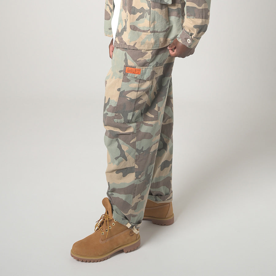 LFYT（エルエフワイティー）WASHED RIPSTOP FIELD CARGO ウッドランドカモ モデル着用 正面下半身 LA261201