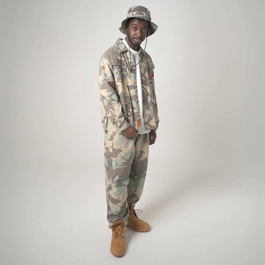 LFYT（エルエフワイティー）WASHED RIPSTOP FIELD CARGO ウッドランドカモ モデル着用 全身 LA261201