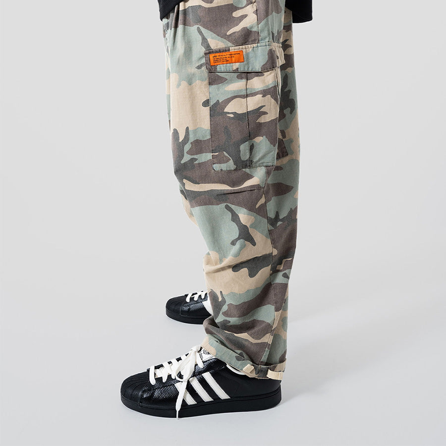 LFYT（エルエフワイティー）WASHED RIPSTOP FIELD CARGO ウッドランドカモ モデル着用 横向き下半身 LA261201