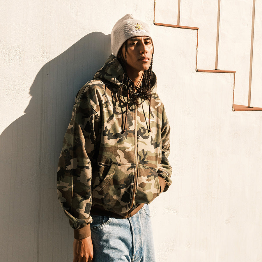 LFYT GOLD L LOGO ZIP HOODIE カモ 着用 上半身