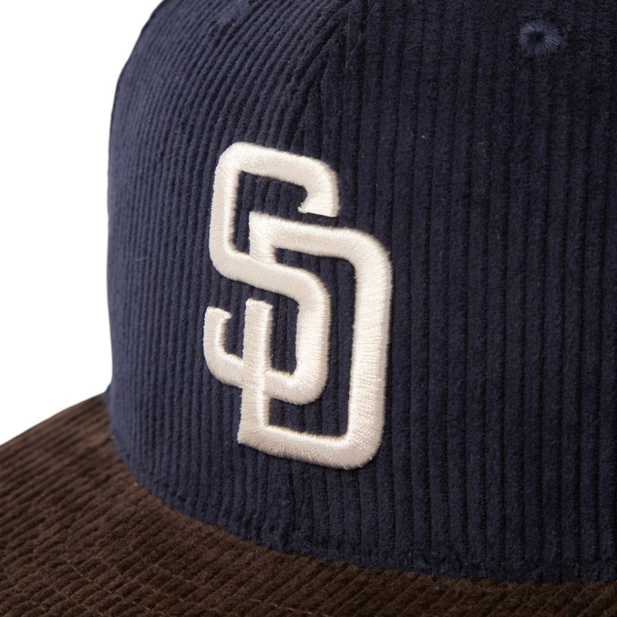 NEW ERA 59FIFTY コーデュロイ サンディエゴ・パドレス キャップ ネイビー ダークブラウン フロントロゴ刺繍パッチ詳細 15137344