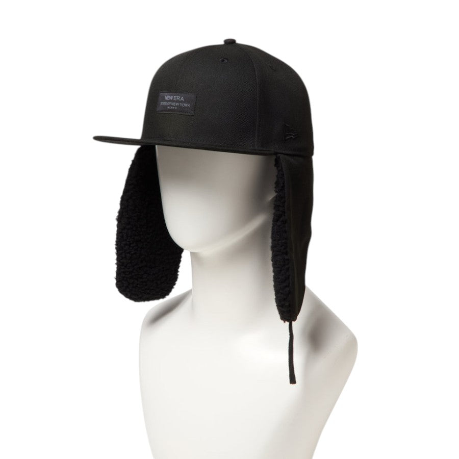 NEW ERA 59FIFTY Dog Ear ドッグイヤー Black Patch キャップ ブラック マネキン 左斜め向き イヤーフラップを垂らした状態 15137331