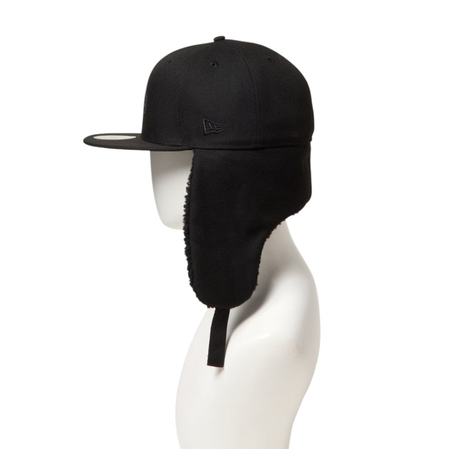 NEW ERA 59FIFTY Dog Ear ドッグイヤー Black Patch キャップ ブラック マネキン 左向き イヤーフラップを垂らした状態 15137331
