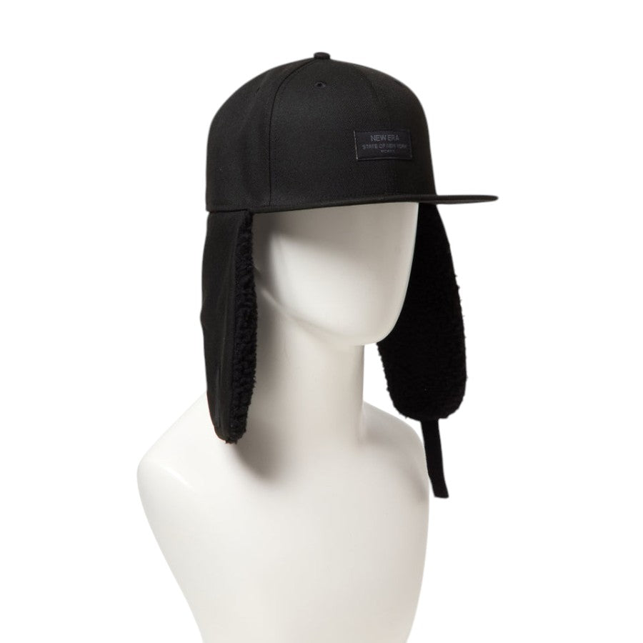NEW ERA 59FIFTY Dog Ear ドッグイヤー Black Patch キャップ ブラック マネキン 右斜め向き イヤーフラップを垂らした状態 15137331