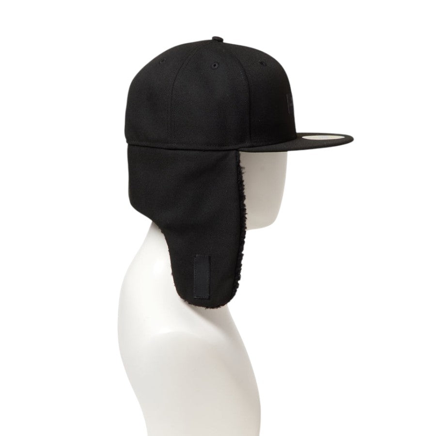 NEW ERA 59FIFTY Dog Ear ドッグイヤー Black Patch キャップ ブラック マネキン 右向き イヤーフラップを垂らした状態 15137331