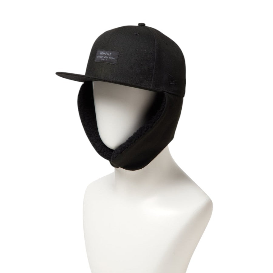 NEW ERA 59FIFTY Dog Ear ドッグイヤー Black Patch キャップ ブラック マネキン 左斜め向き イヤーフラップを顎で止めた状態 15137331