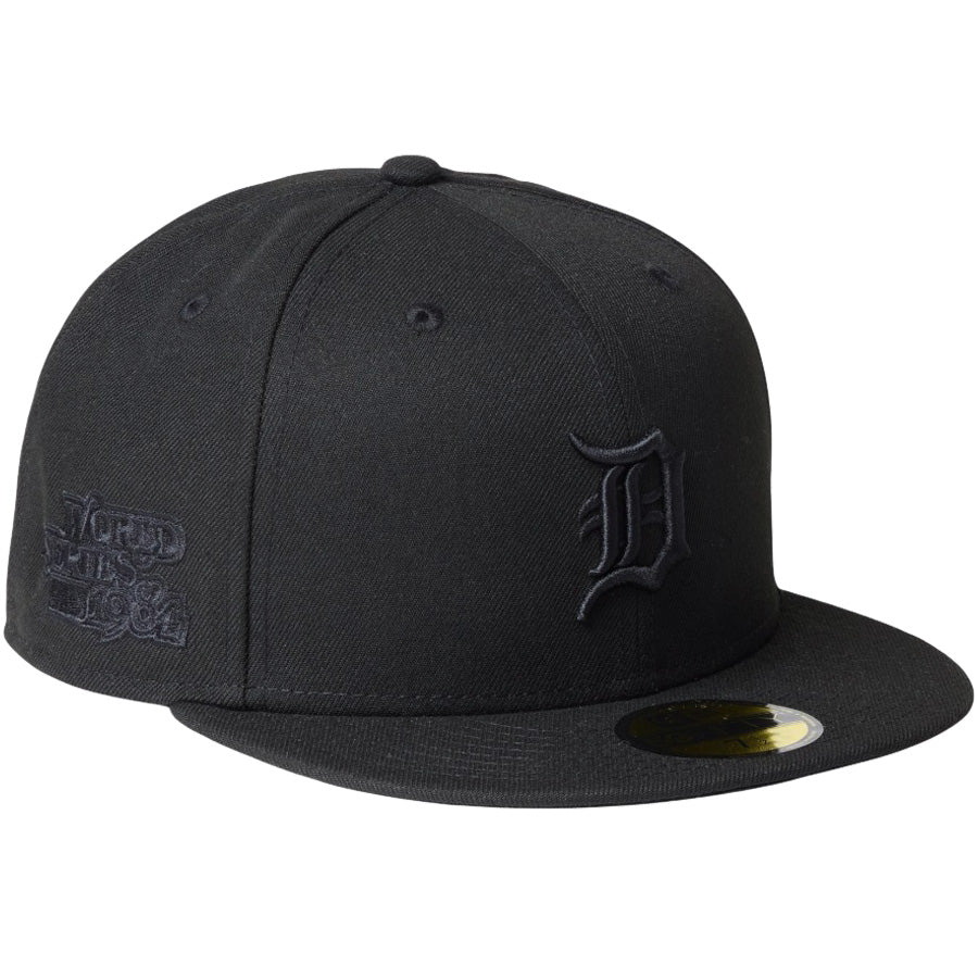 NEW ERA（ニューエラ）59FIFTY MLB Black on Black デトロイト・タイガース ブラック キャップ 右斜め