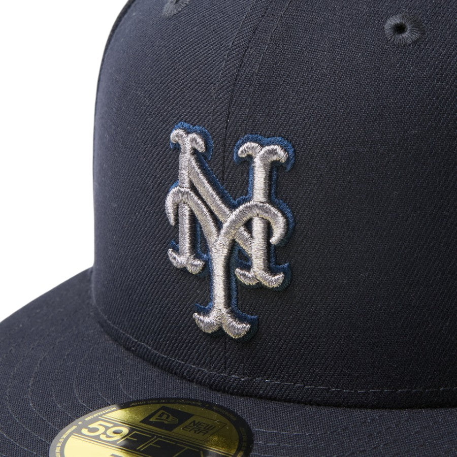 NEW ERA 59FIFTY MLB Metallic Pewter ニューヨーク・メッツ キャップ ネイビー フロントロゴ刺繍詳細 15137368