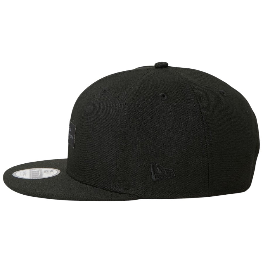 NEW ERA 9FIFTY Black Patch スナップバック キャップ ブラック 左向き NEフラッグロゴ刺繍 15137018
