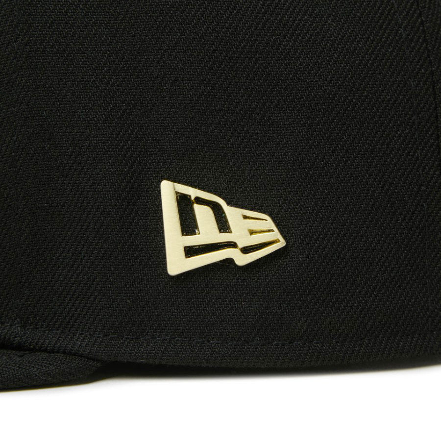 NEW ERA 9FIFTY Metal Flag NEW ERA 1920 ブラック/ゴールド メタルフラッグロゴ詳細 15137010