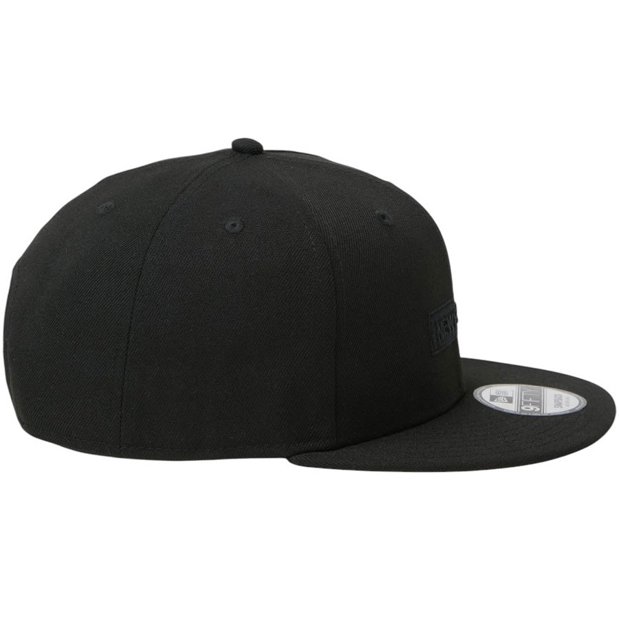 NEW ERA 9FIFTY Metal Flag NEW ERA 1920 ブラック/ゴールド 右向き キャップ 15137010