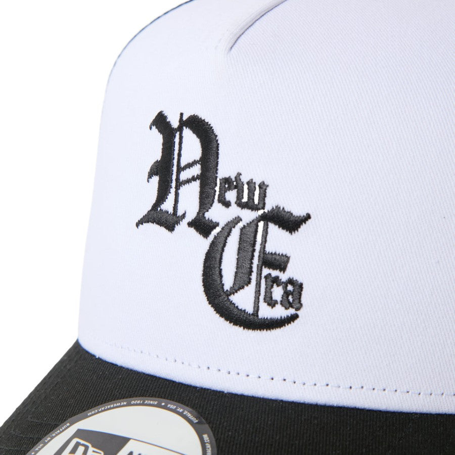 NEW ERA 9FORTY A-Frame Old English メッシュキャップ ホワイト/ブラック フロントロゴ詳細 15137095