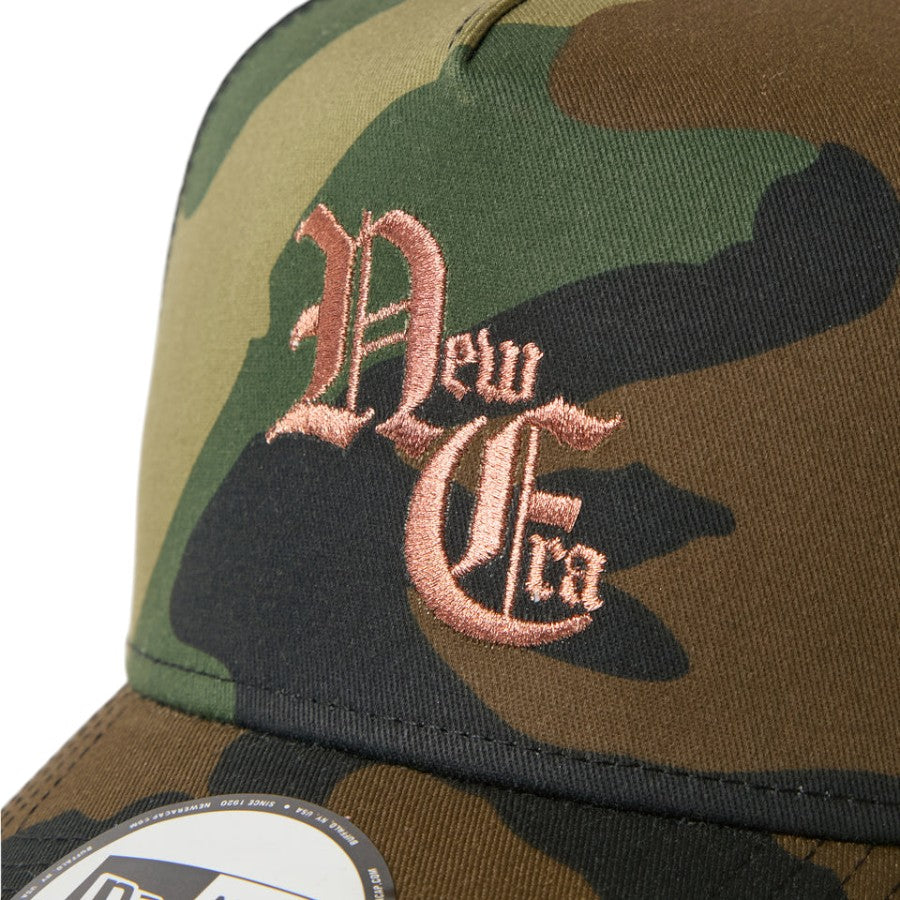 NEW ERA 9FORTY A-Frame Old English メッシュキャップ ウッドランドカモ フロントロゴ詳細 15137092