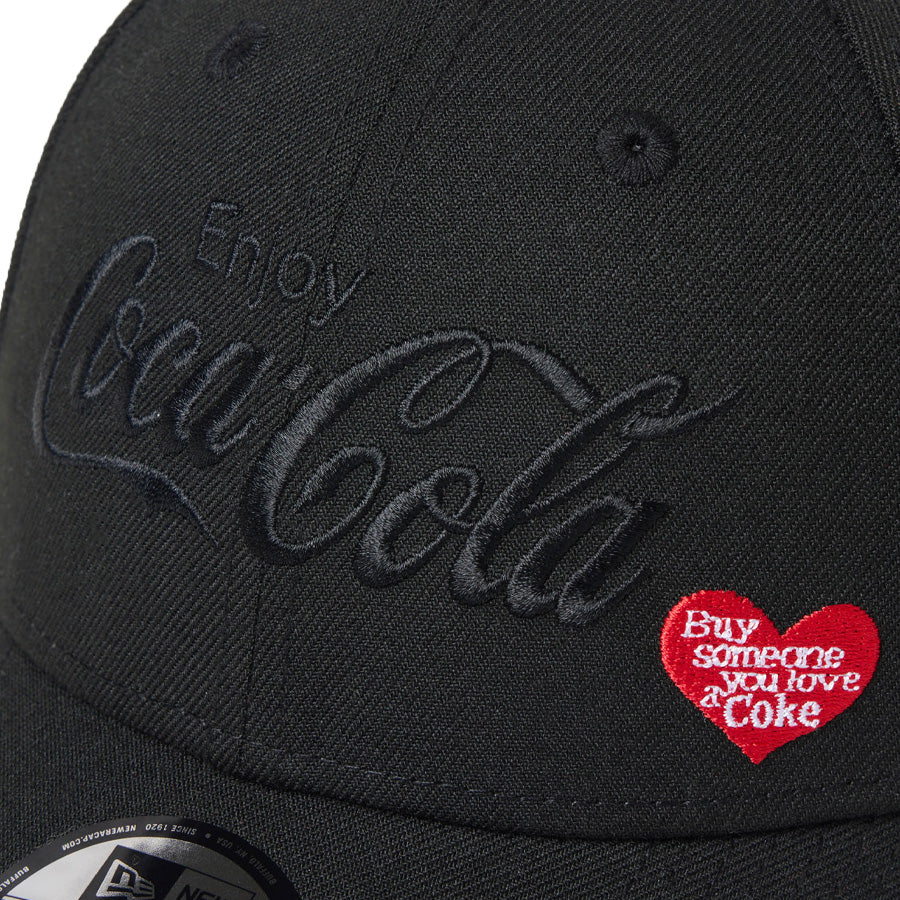 NEW ERA 9FORTY Coca-Cola 河村康輔 コラボキャップ ブラック フロントロゴ詳細 15156410