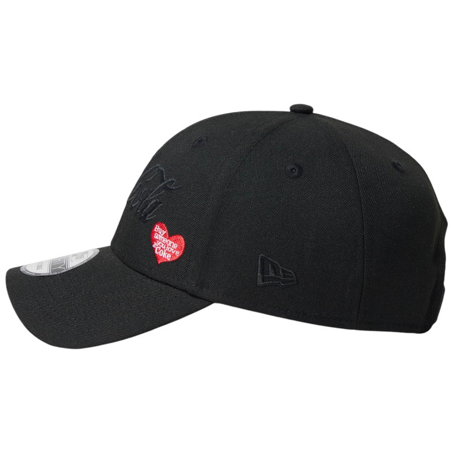 NEW ERA 9FORTY Coca-Cola 河村康輔 コラボキャップ ブラック 左向き NEロゴ刺繍 15156410