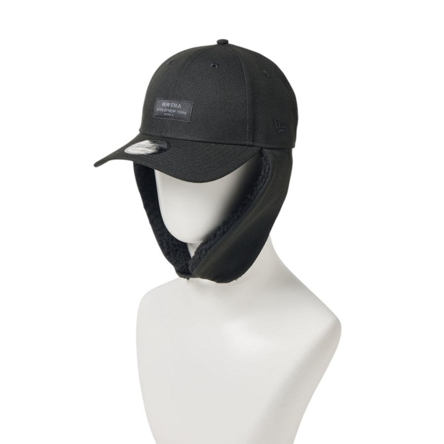 NEW ERA 9FORTY Dog Ear ドッグイヤー Black Patch キャップ ブラック マネキン 左斜め向き イヤーフラップ顎留め 15137032