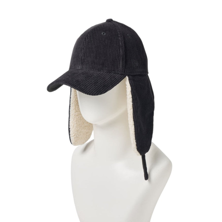NEW ERA 9FORTY Dog Ear ドッグイヤー コーデュロイ キャップ ブラック マネキン 左斜め向き イヤーフラップを垂らした状態 15137035