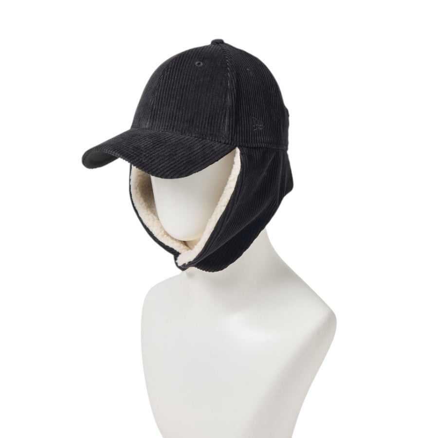 NEW ERA 9FORTY Dog Ear ドッグイヤー コーデュロイ キャップ ブラック マネキン 左斜め向き イヤーフラップを顎下で留めた状態 15137035