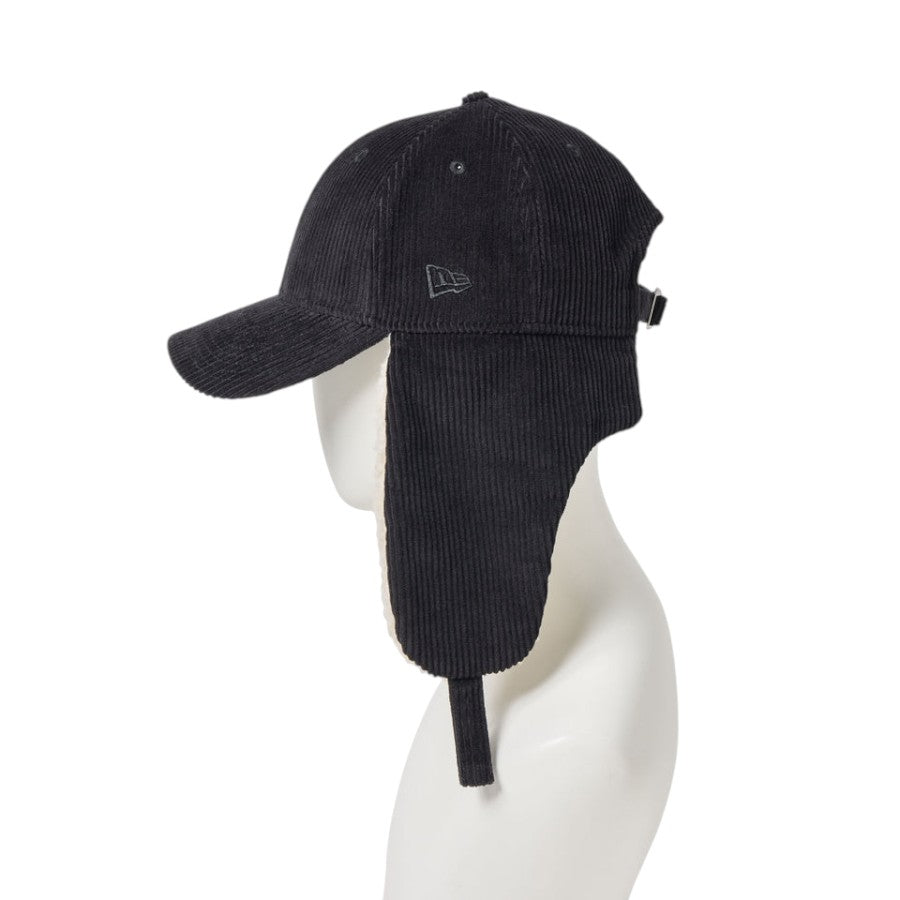 NEW ERA 9FORTY Dog Ear ドッグイヤー コーデュロイ キャップ ブラック マネキン 左向き イヤーフラップ NEフラッグロゴ刺繍 15137035