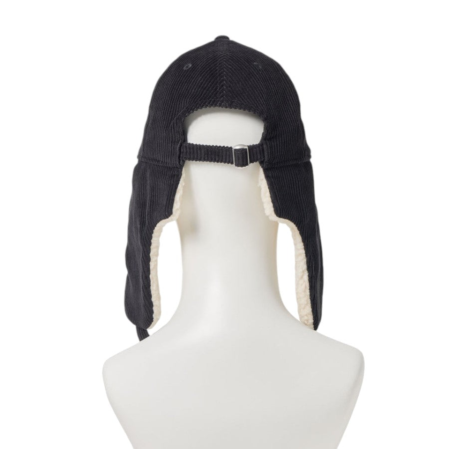 NEW ERA 9FORTY Dog Ear ドッグイヤー コーデュロイ キャップ ブラック マネキン 背面 イヤーフラップを垂らした状態 15137035