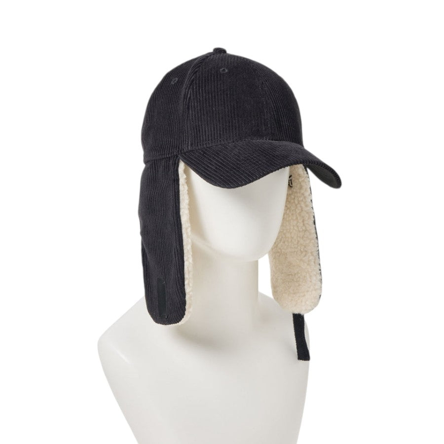 NEW ERA 9FORTY Dog Ear ドッグイヤー コーデュロイ キャップ ブラック マネキン 右斜め向き イヤーフラップを垂らした状態 15137035