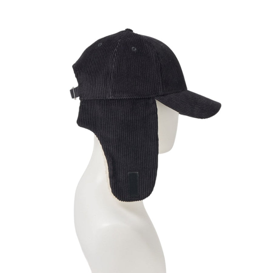 NEW ERA 9FORTY Dog Ear ドッグイヤー コーデュロイ キャップ ブラック マネキン 右向き イヤーフラップを垂らした状態 15137035