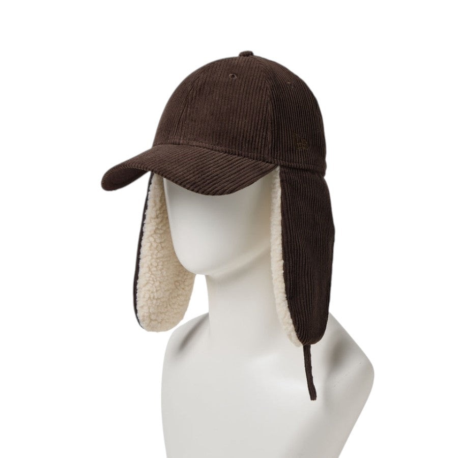 NEW ERA 9FORTY Dog Ear ドッグイヤー コーデュロイ キャップ ダークブラウン マネキン 左斜め向き イヤーフラップを垂らした状態 15137034