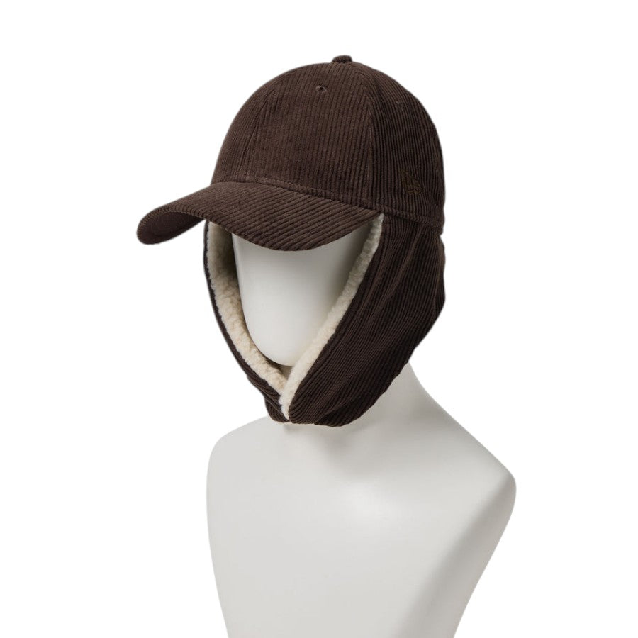 NEW ERA 9FORTY Dog Ear ドッグイヤー コーデュロイ キャップ ダークブラウン マネキン 左斜め向き イヤーフラップを顎下で留めた状態 15137034
