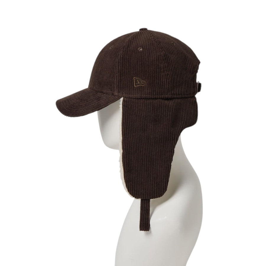 NEW ERA 9FORTY Dog Ear ドッグイヤー コーデュロイ キャップ ダークブラウン マネキン 左向き イヤーフラップ NEフラッグロゴ刺繍 15137034