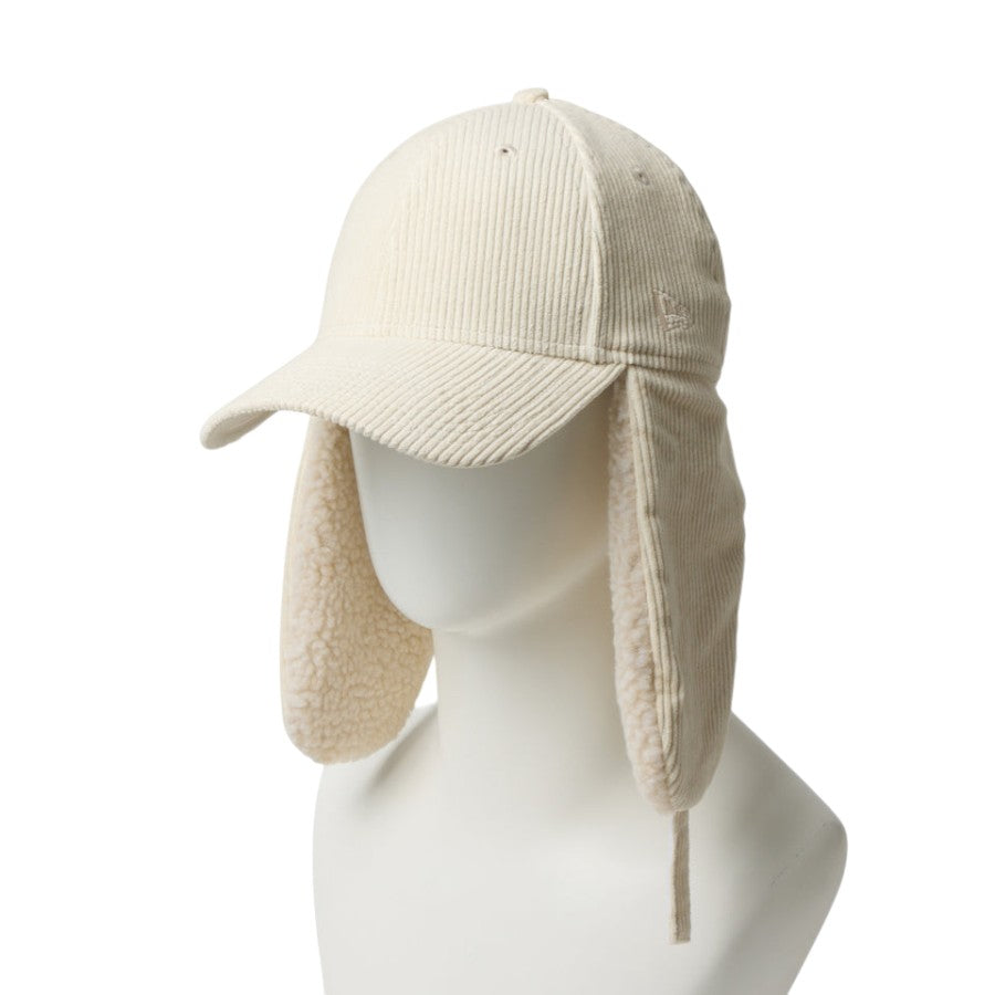 NEW ERA 9FORTY Dog Ear ドッグイヤー コーデュロイ キャップ アイボリー マネキン 左斜め向き イヤーフラップを垂らした状態 15137033