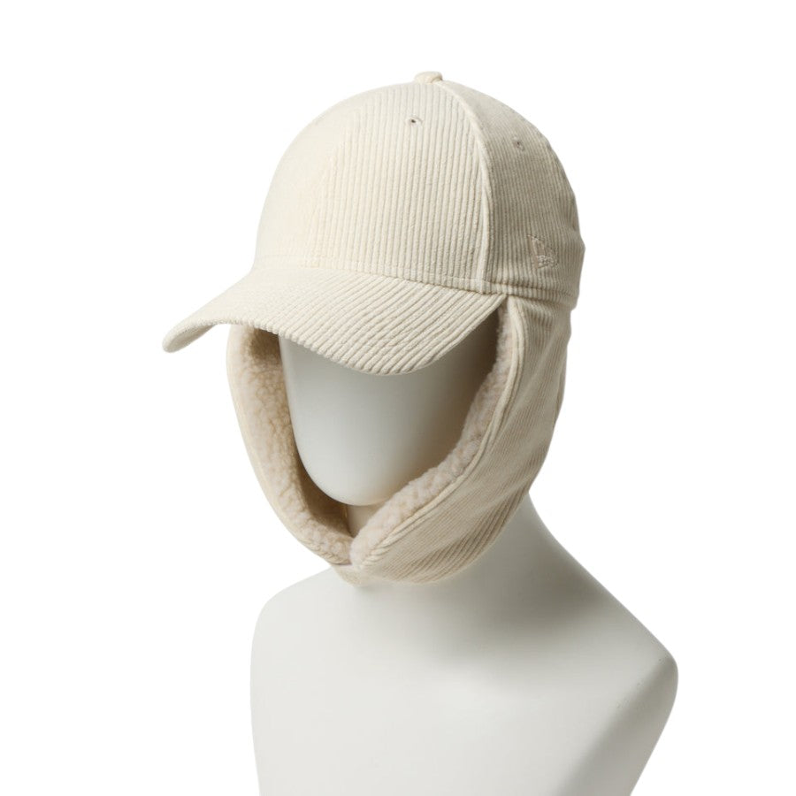NEW ERA 9FORTY Dog Ear ドッグイヤー コーデュロイ キャップ アイボリー マネキン 左斜め向き イヤーフラップを顎下で留めた状態 15137033