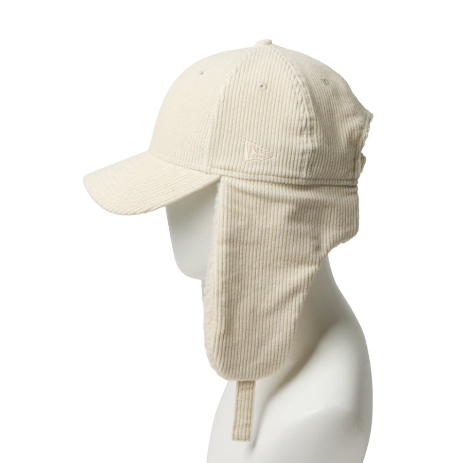 NEW ERA 9FORTY Dog Ear ドッグイヤー コーデュロイ キャップ アイボリー マネキン 左向き イヤーフラップ NEフラッグロゴ刺繍 15137033