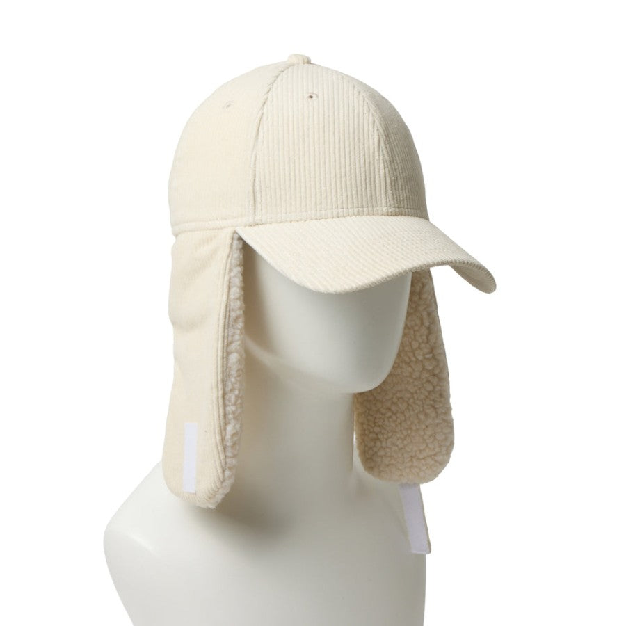 NEW ERA 9FORTY Dog Ear ドッグイヤー コーデュロイ キャップ アイボリー マネキン 右斜め向き イヤーフラップを垂らした状態 15137033