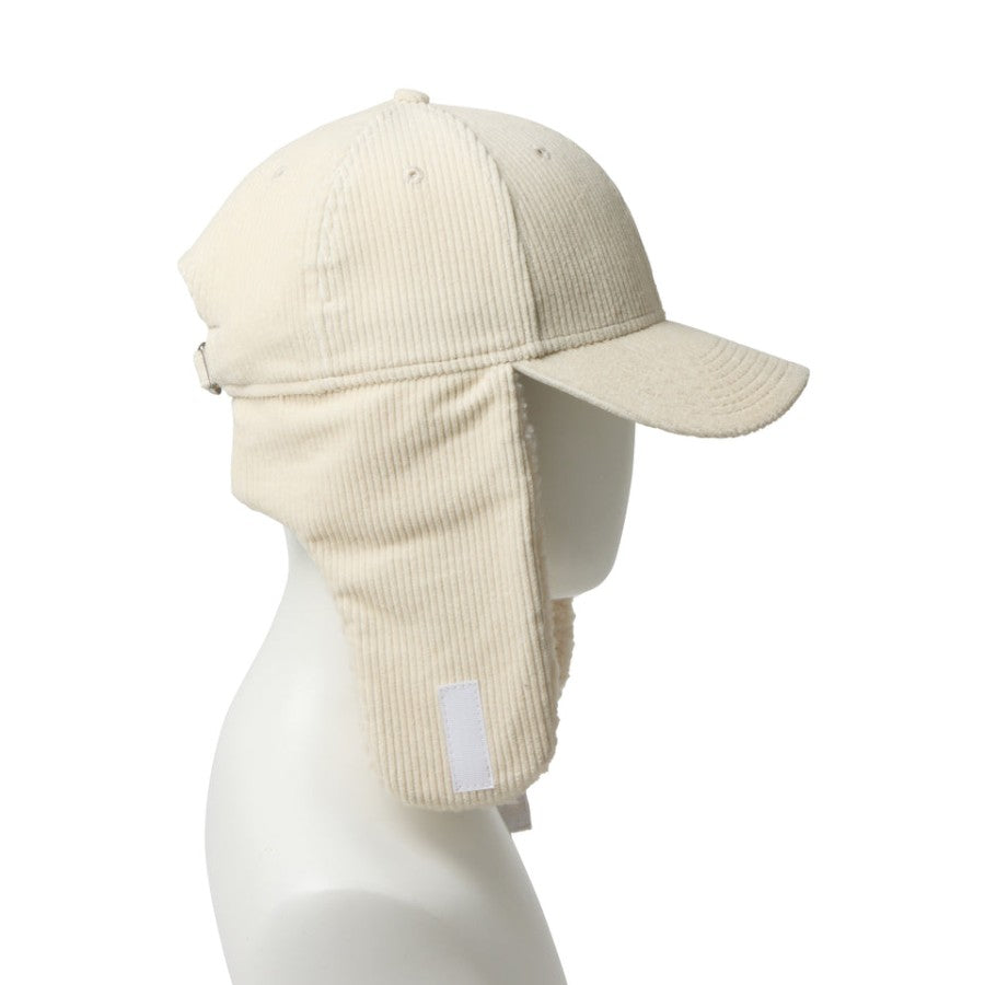 NEW ERA 9FORTY Dog Ear ドッグイヤー コーデュロイ キャップ アイボリー マネキン 右向き イヤーフラップを垂らした状態 15137033