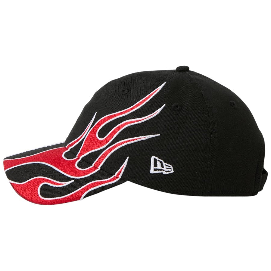 NEW ERA 9TWENTY The Flame キャップ ブラック/スカーレット 左向き NEフラッグロゴ刺繍 15137205