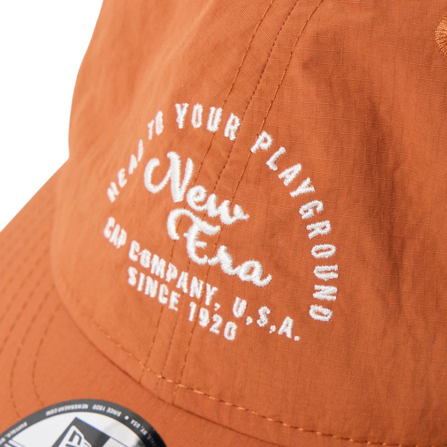 NEW ERA（ニューエラ）アーチロゴ刺繍 ラストオレンジ フロントディテール