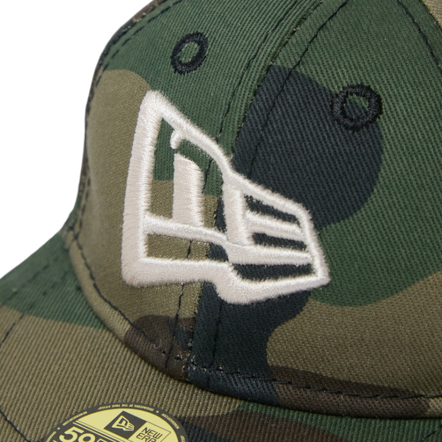 NEW ERA キャップポーチ エコバッグ フラッグロゴ ウッドランドカモ/ブラック キャップキーホルダー フロントロゴ詳細 15136971