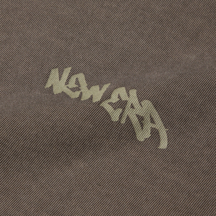 NEW ERA ガーメントダイ コットン Tシャツ Tagging ブラウン フロントロゴ
