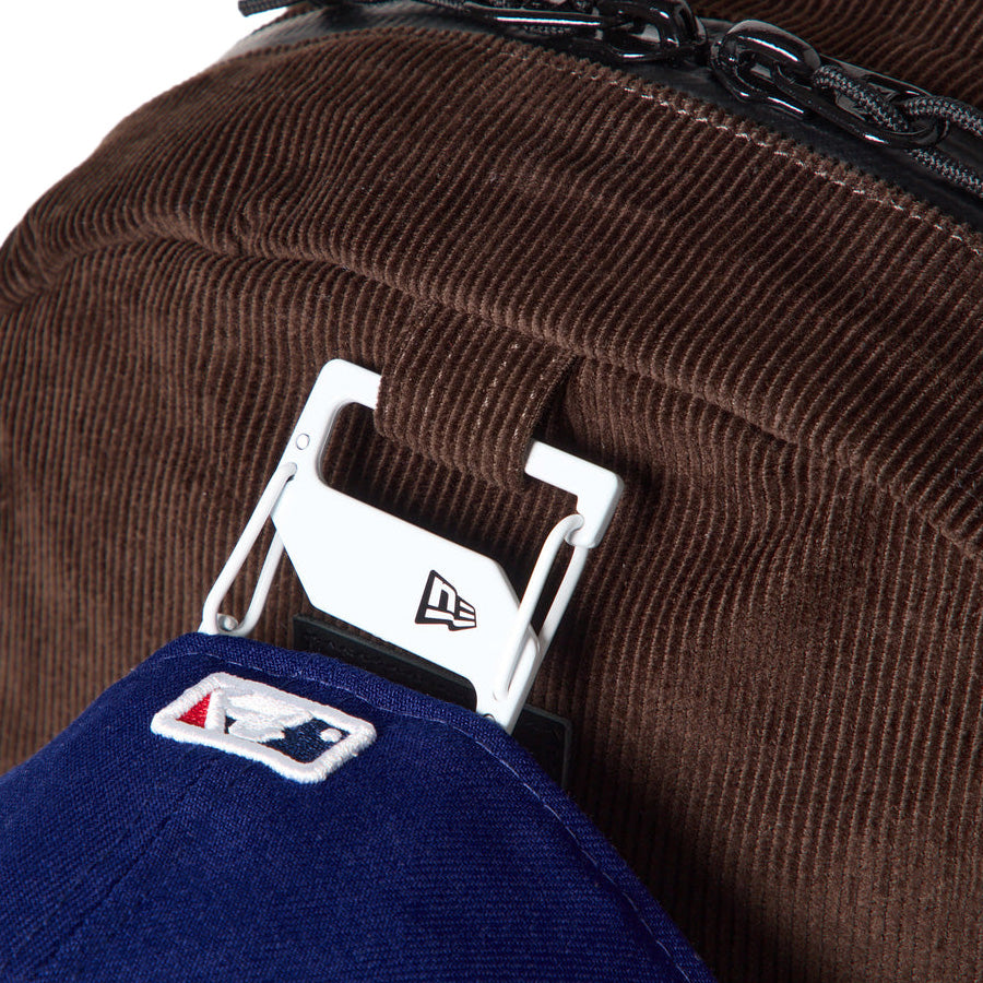 NEW ERA ライトパック 27L コーデュロイ ウォルナット Cap Clip装着時 15121553