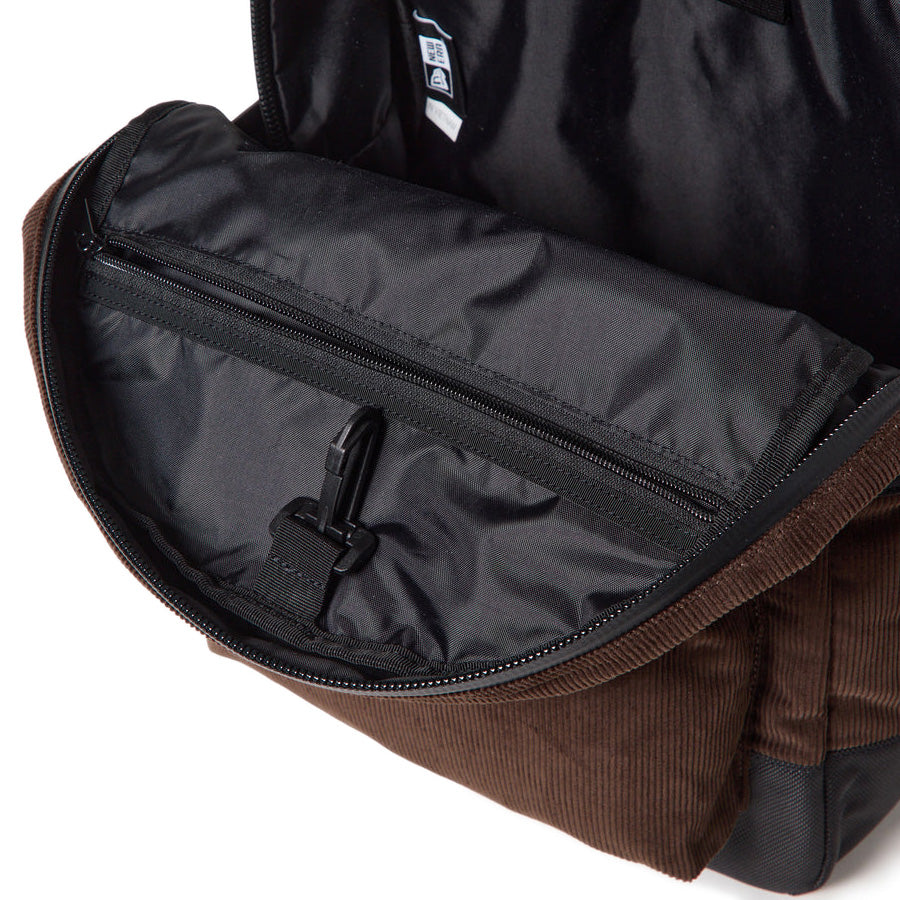 NEW ERA ライトパック 27L コーデュロイ ウォルナット メイン収納部開放時 15121553