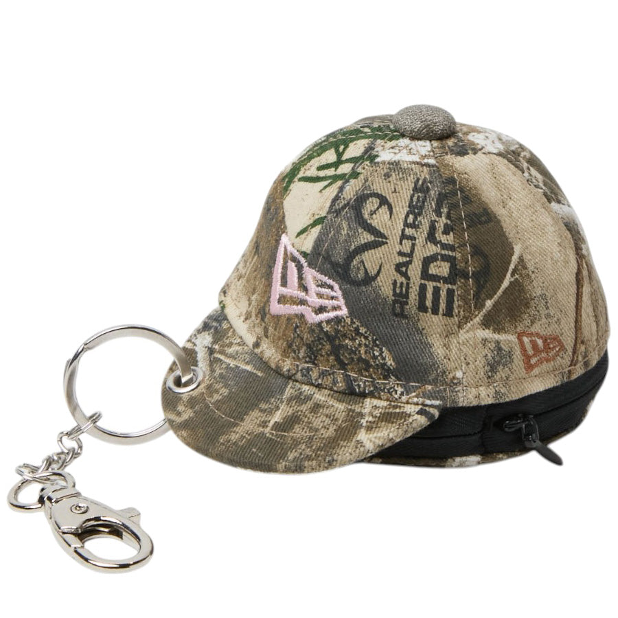 NEW ERA ミニキャップ イヤホンケース フラッグロゴ リアルツリーカモ 左斜め 平置き 15135253
