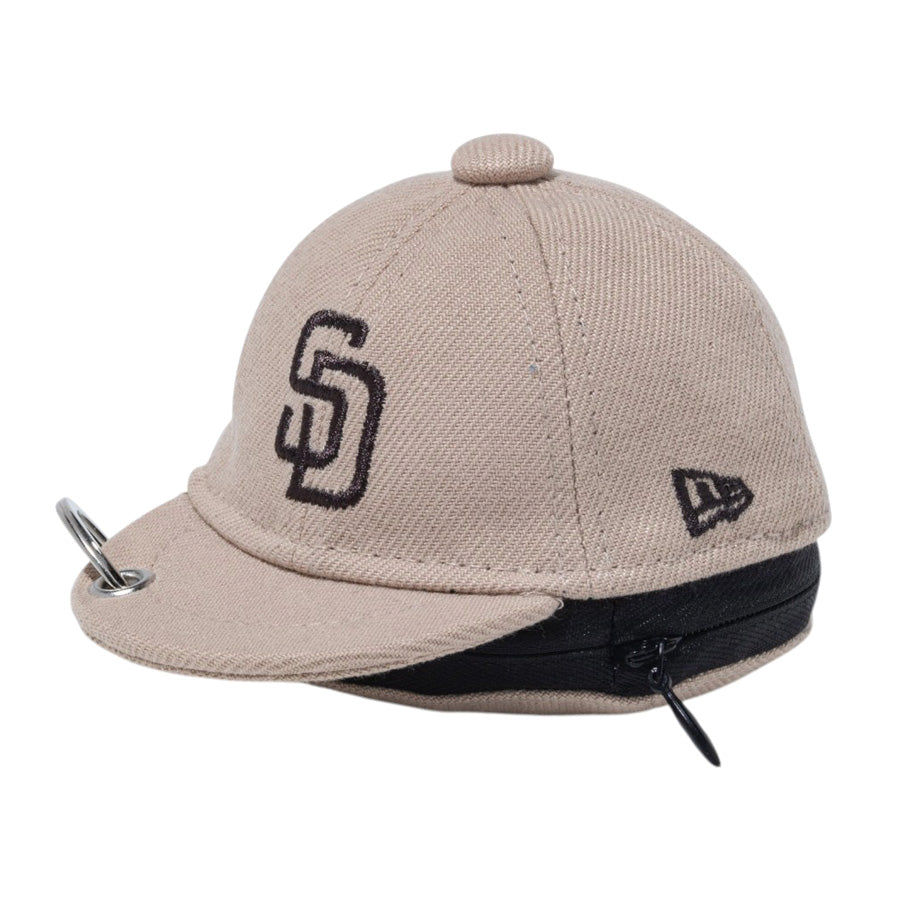 NEW ERA ミニキャップ イヤホンケース サンディエゴ・パドレス ニューベージュ 左斜め 平置き 15206536