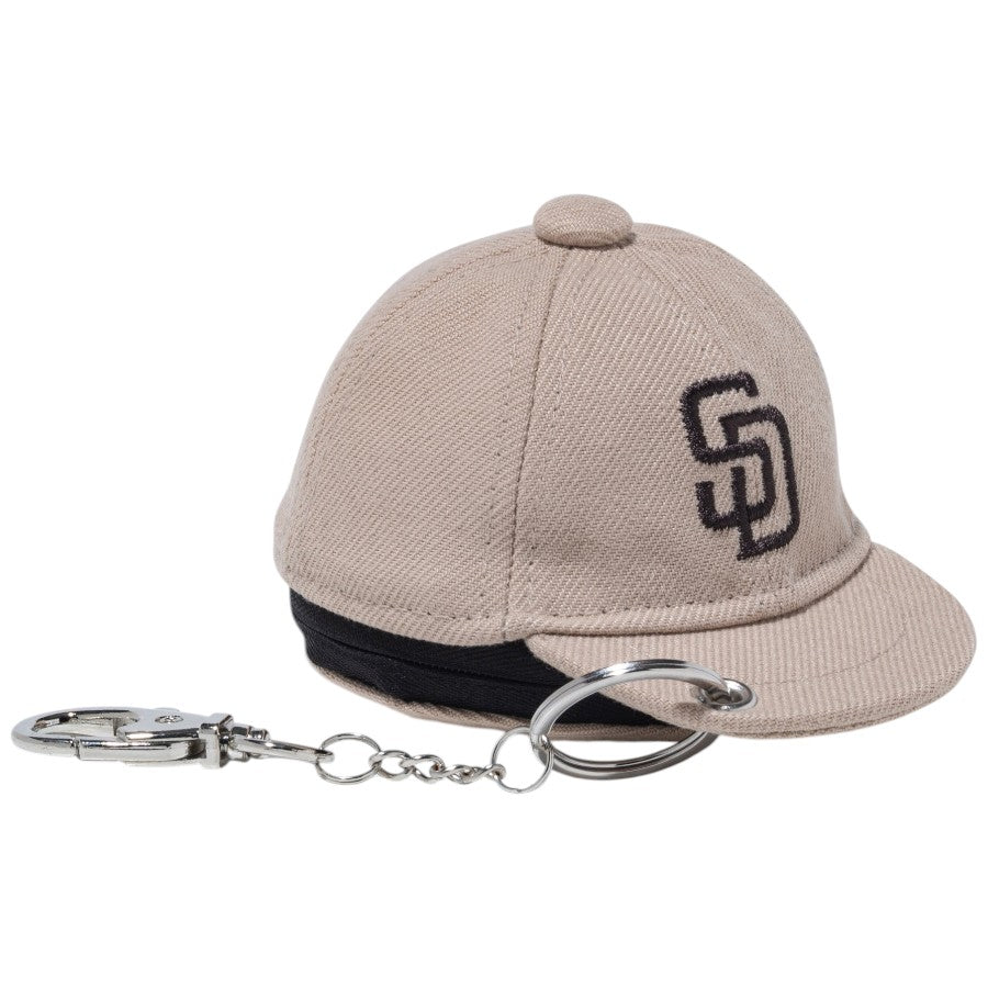 NEW ERA ミニキャップ イヤホンケース サンディエゴ・パドレス ニューベージュ 右斜め 平置き 15206536