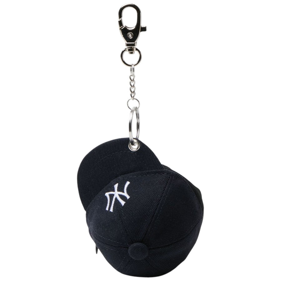 NEW ERA ミニキャップ イヤホンケース ニューヨーク・ヤンキース ネイビー 正面 吊り下げた状態 15135250