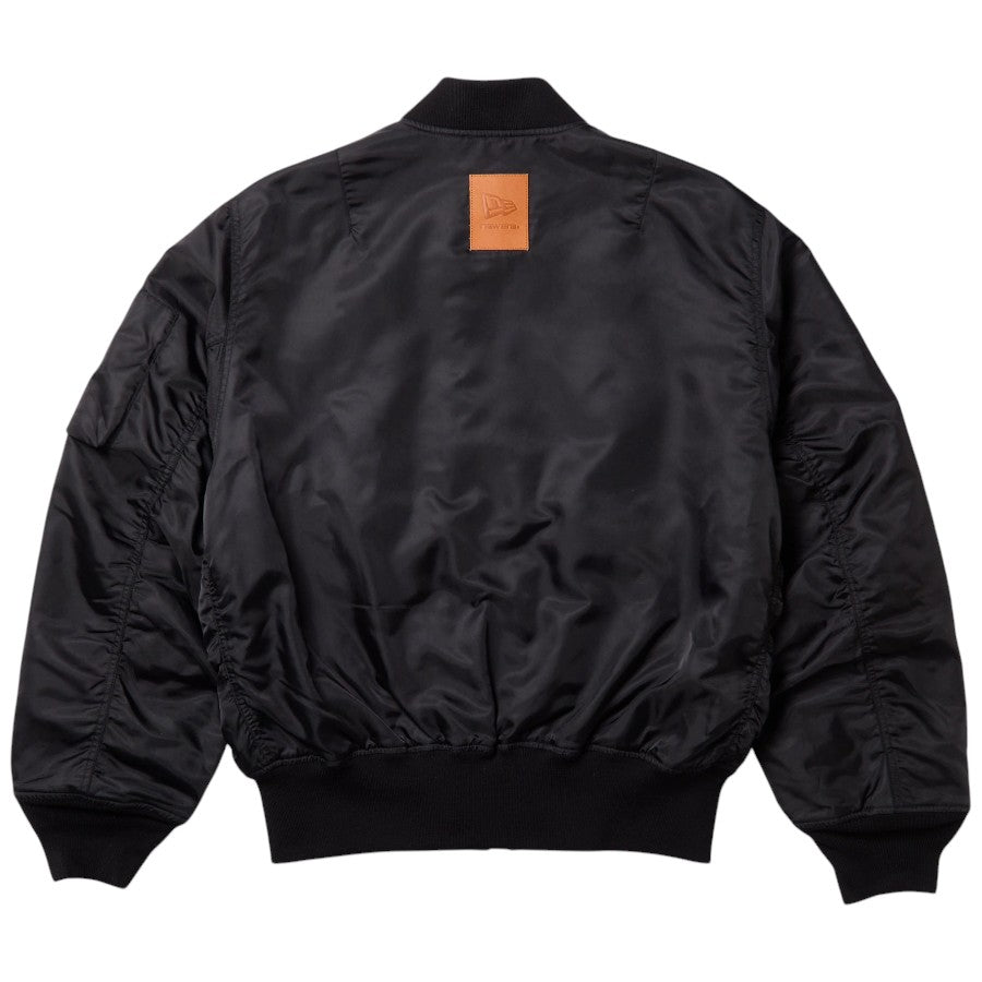 NEW ERA ナイロン ボンバージャケット レザーパッチ MA-1 ブラック 背面 平置き 15129335