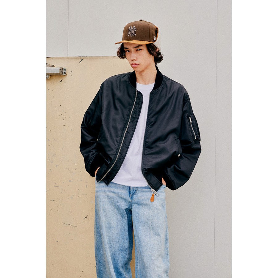 NEW ERA ナイロン ボンバージャケット レザーパッチ MA-1 ブラック モデル着用 15129335