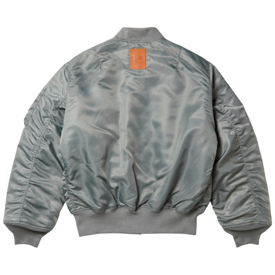 NEW ERA ナイロン ボンバージャケット レザーパッチ MA-1 オリーブ 背面 平置き 15129334